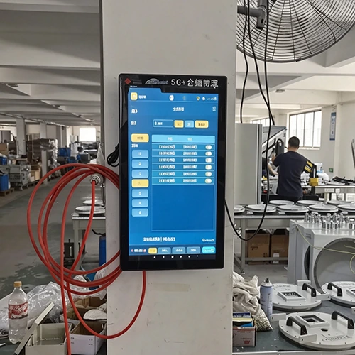 荣朗10寸触摸屏多功能网关车间立柱安装实景，支持本地化操作